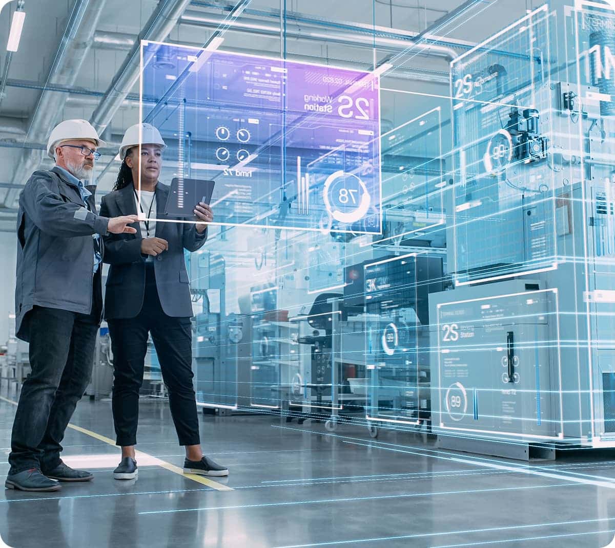 Deux personnes portant des casques de sécurité analysant des données numériques projetées dans un environnement industriel.